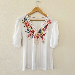 Solitaire Embroidered Floral V-Neck Top Size L Excellent White Puff Sleeve